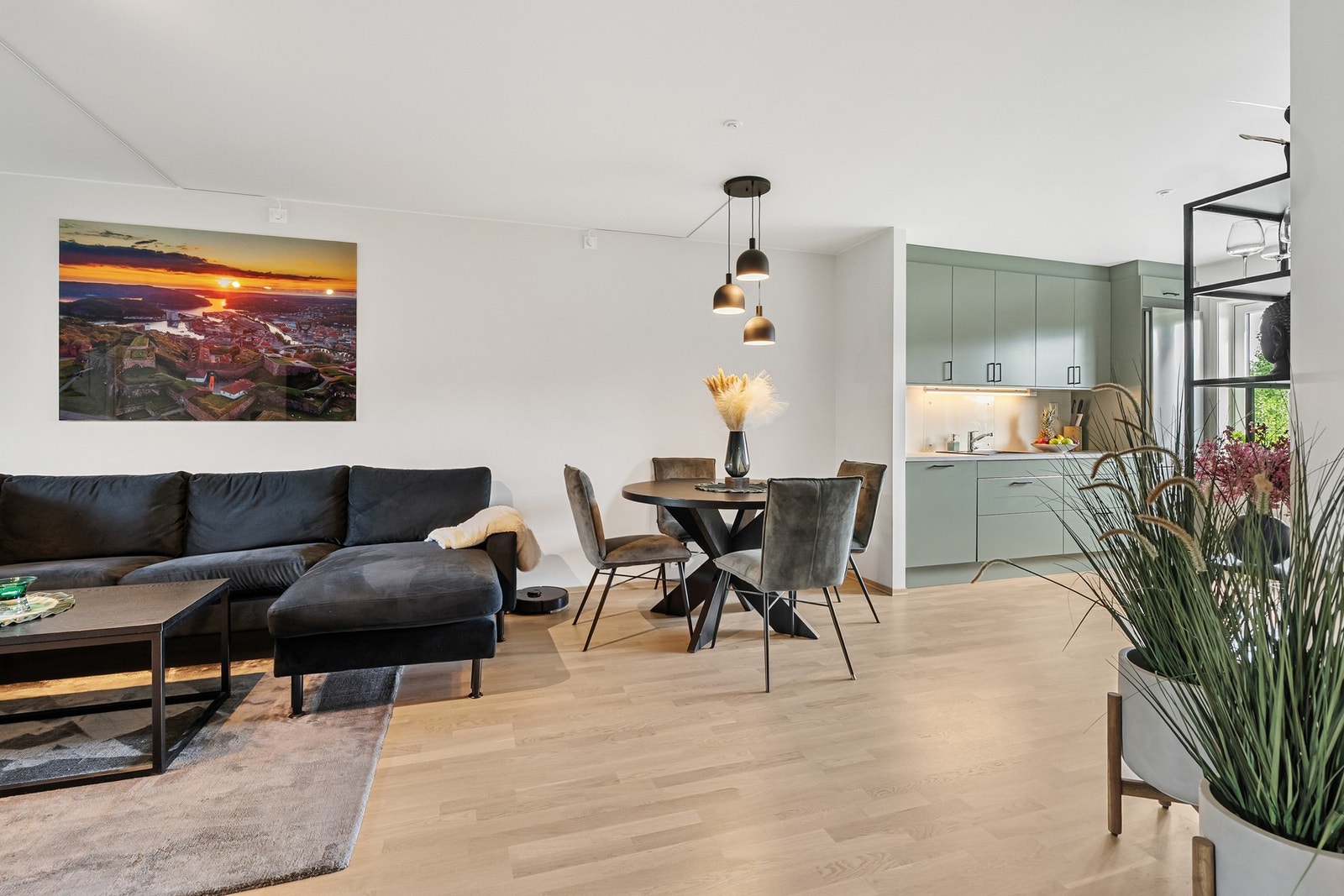 Åpen stue-/kjøkkenløsning bidrar til en sosial atmosfære Galleribilde