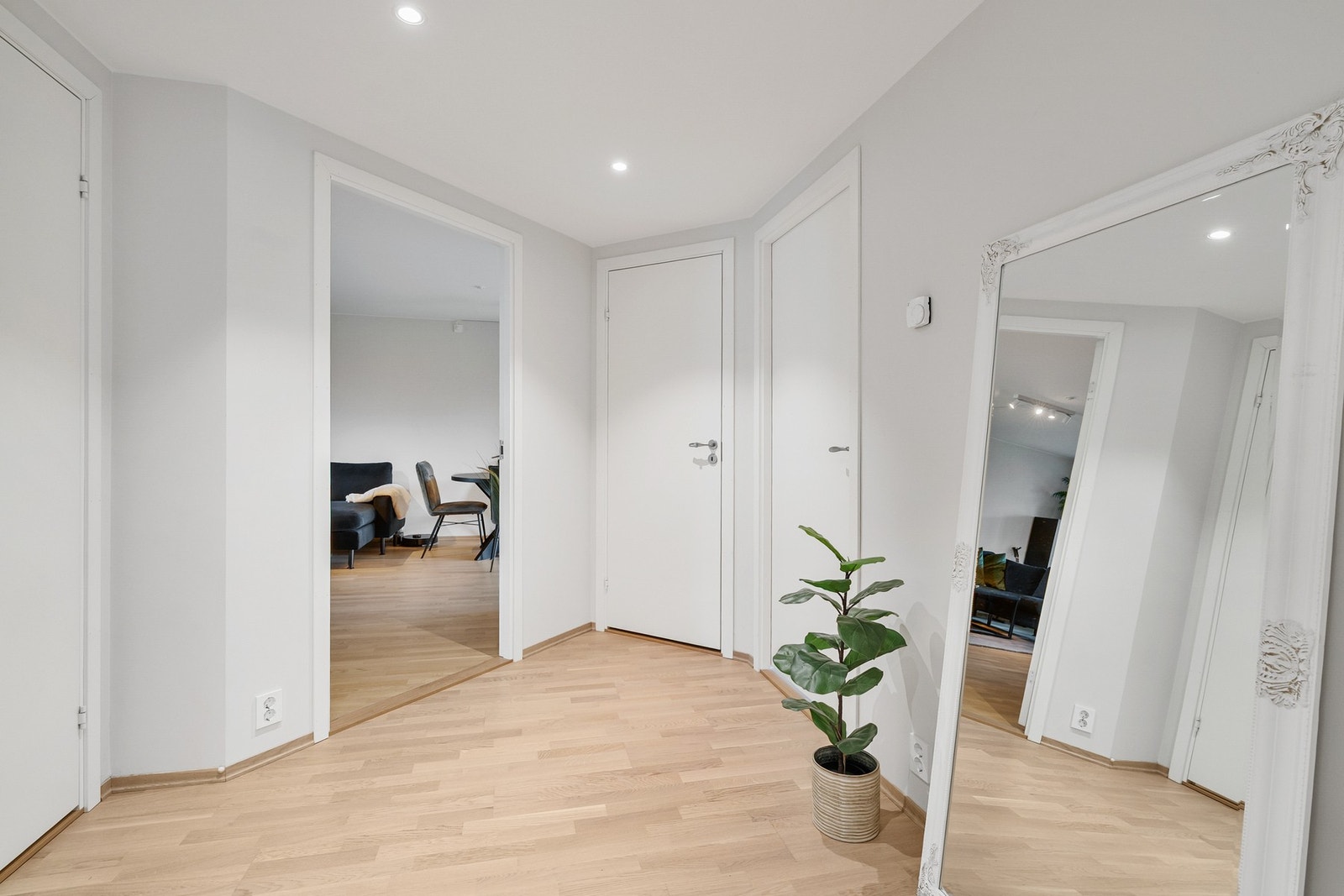 Romslig gang/entré med downlights i himling Galleribilde