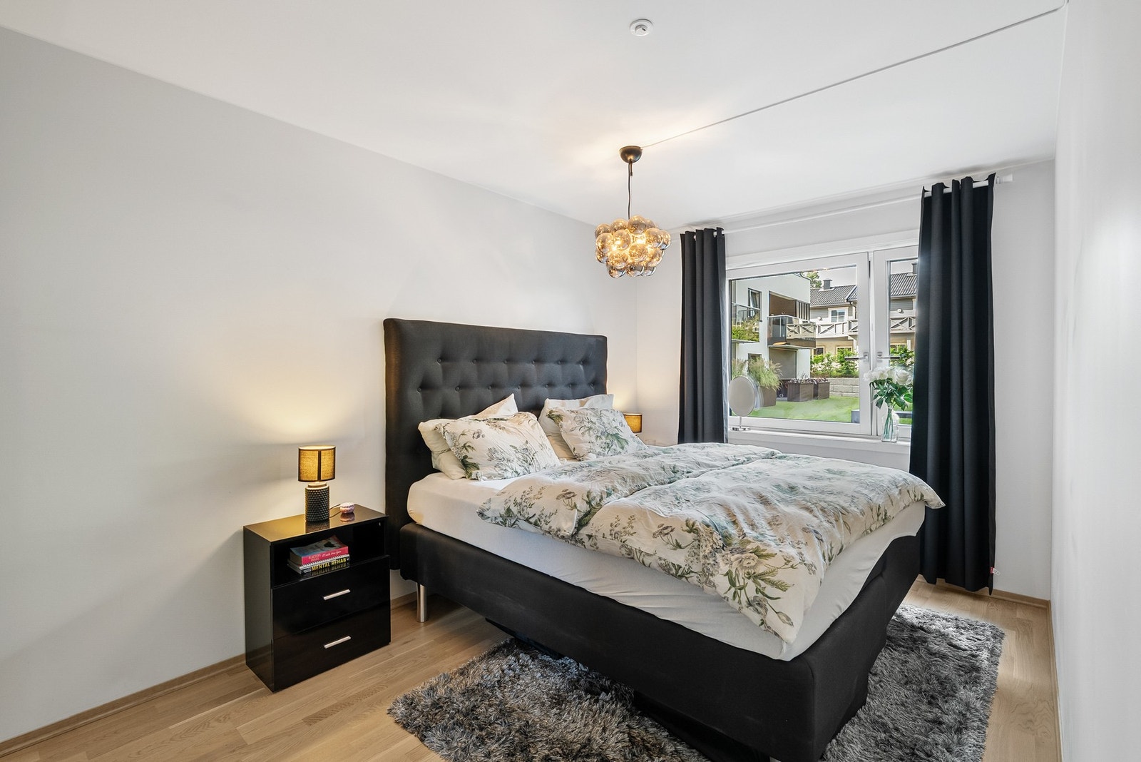 Romslig hovedsoverom med fin plass til dobbeltseng, nattbord og skyvedørsgarderobe Galleribilde