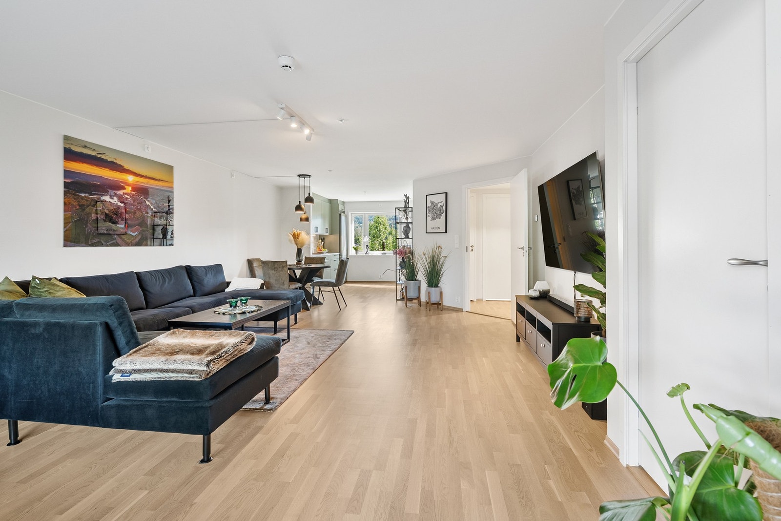 Leiligheten ligger i et moderne bygg fra 2022 Galleribilde