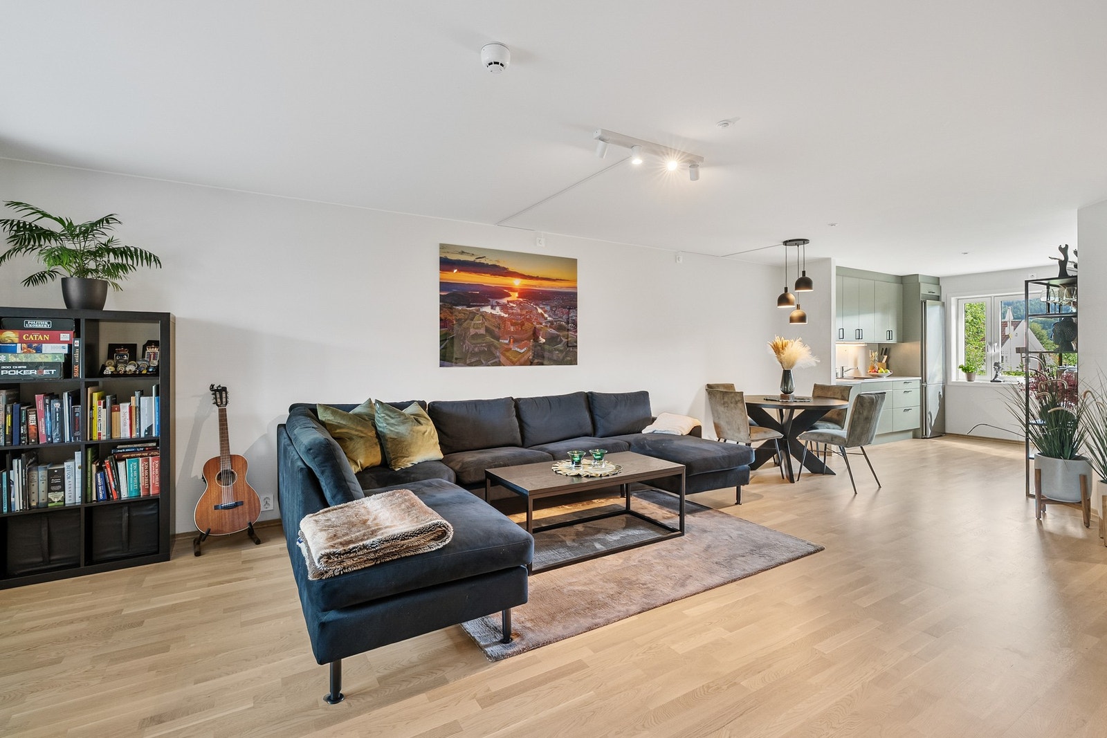 Det er fin plass til både sofa, tv-møblement og spisegruppe Galleribilde