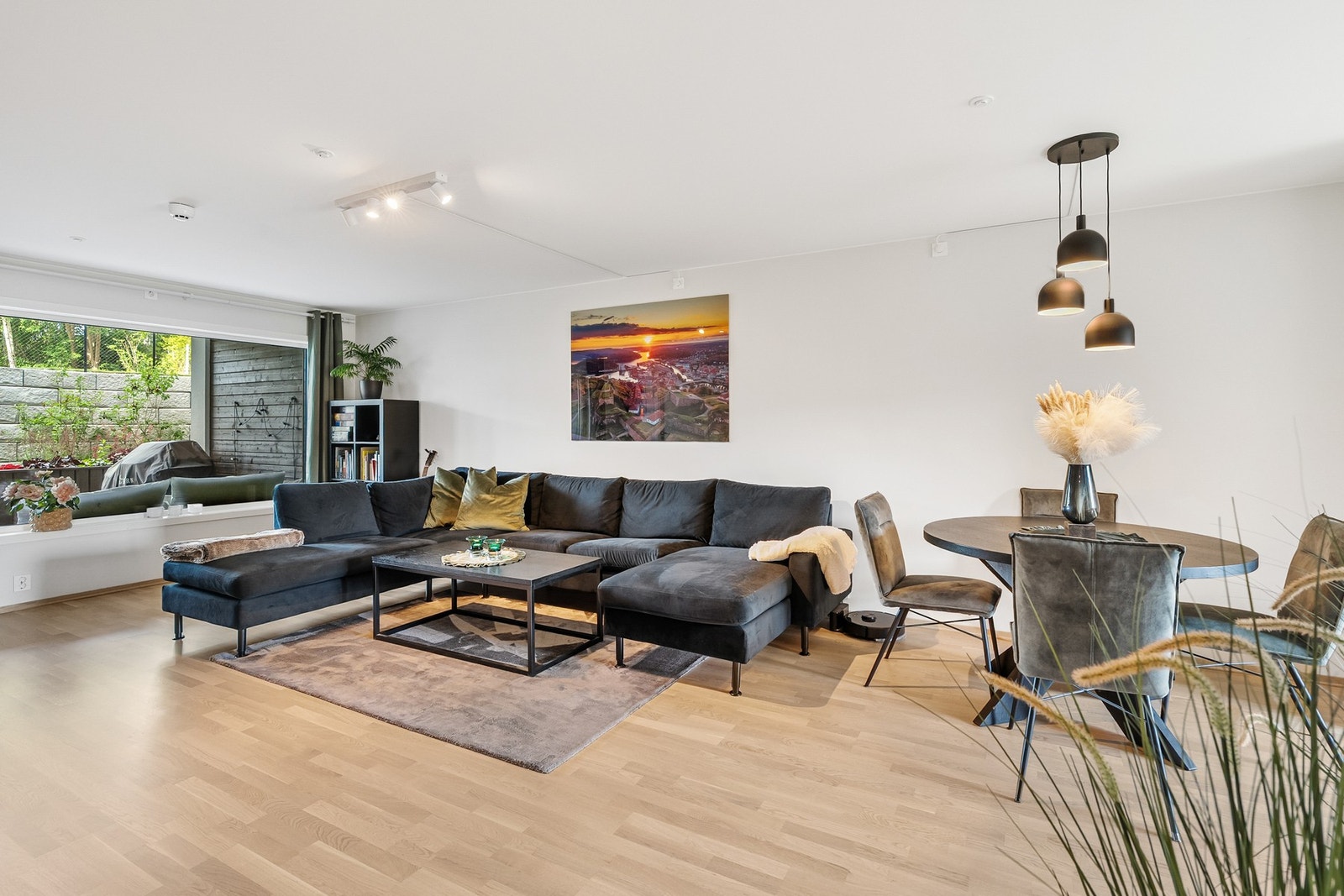 Rommet er gjennomgående og store vindusflater slipper inn rikelig med naturlig lys Galleribilde