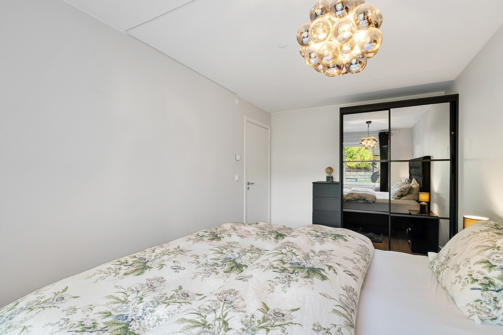 Rommet har 3-stavs parkett på gulv og slette, lysmalte vegger Galleribilde