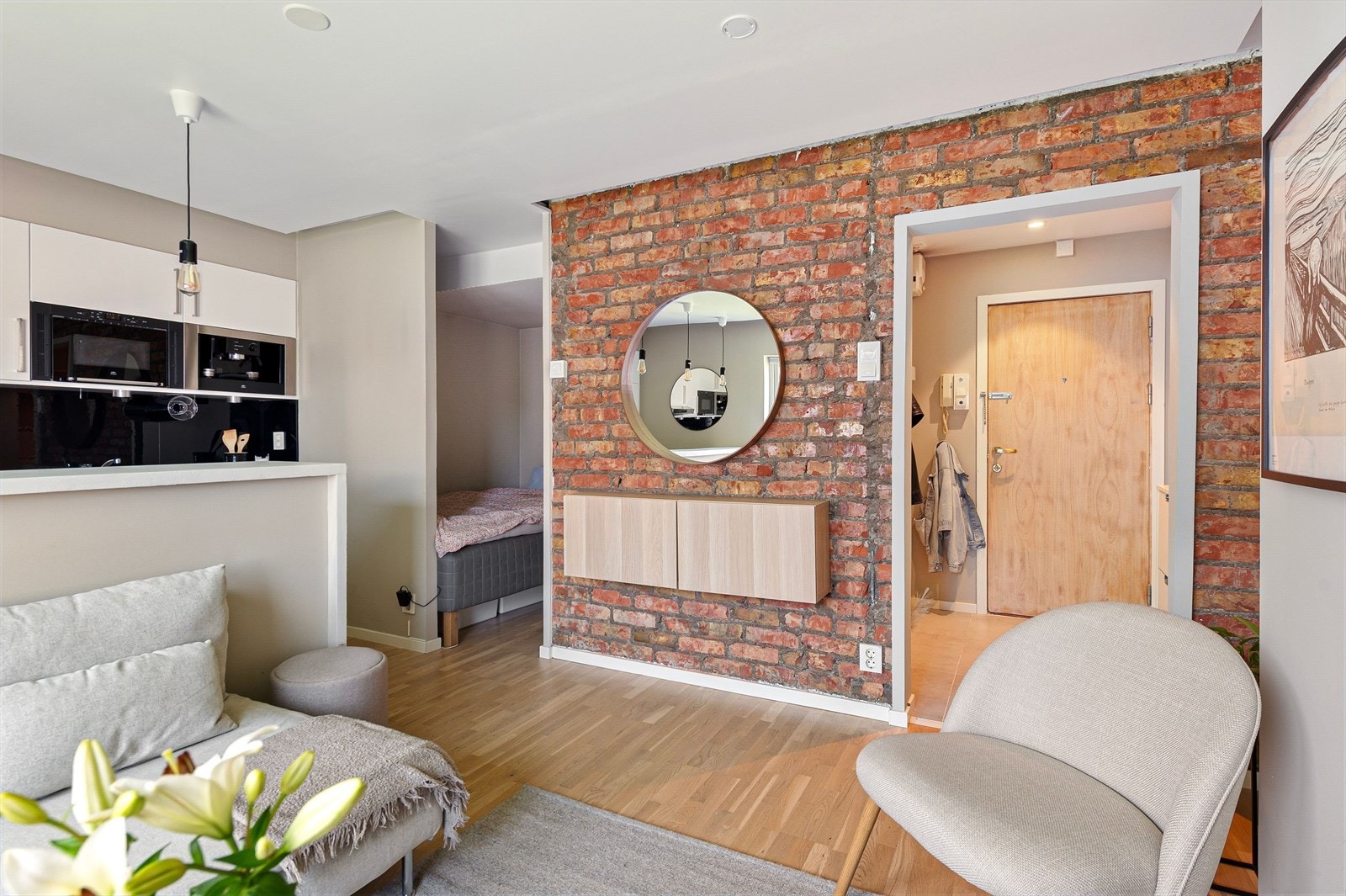 Dette er perlen for deg som ønsker en lettstelt og fresh leilighet i hjertet av Gjøvik sentrum. Galleribilde