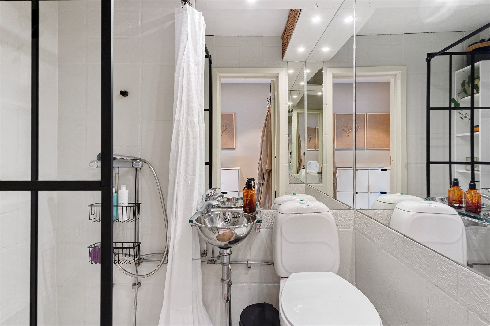 Eldre baderom malt i lyse farger. Galleribilde