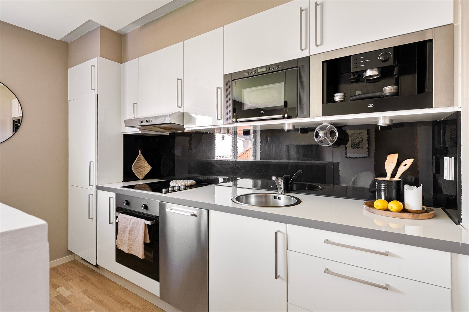 Godt utstyrt kjøkkeninnredning fra IKEA (2012). Hvitevarer medfølger. Galleribilde