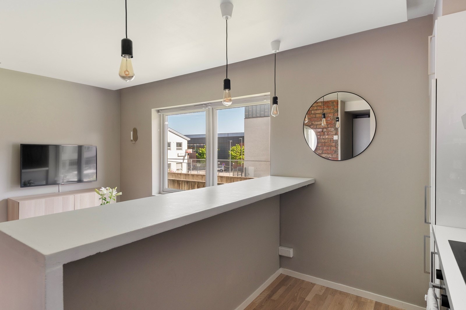 "Under" øy er det gode muligheter for oppbevaring. Galleribilde