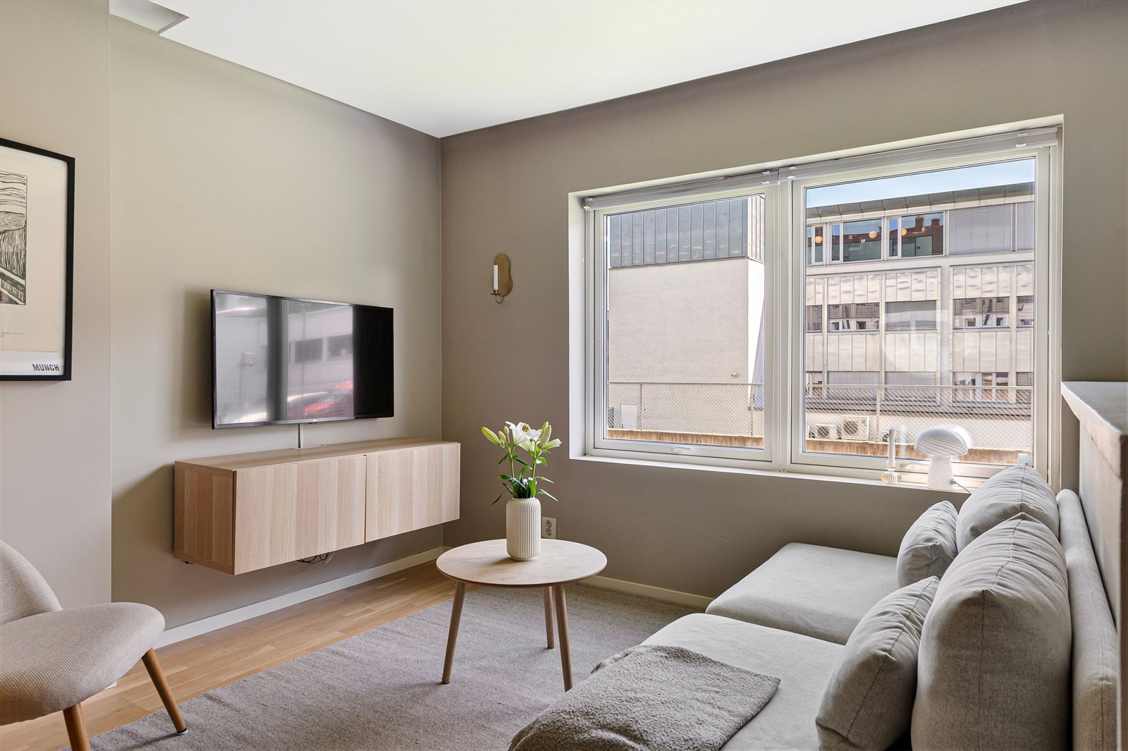 Store vindusflater gir rikelig med dagslys til leiligheten. Veggoverflater malt i en behagelig og moderne farge. Galleribilde