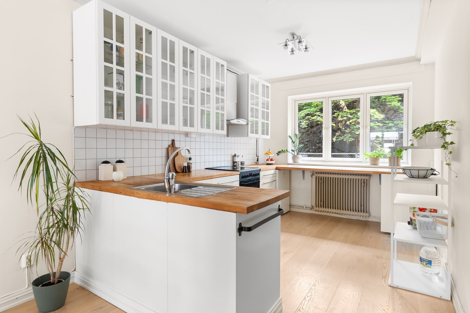 Innredningen har rikelig med over- og underskap, belysning og gode arbeidsflater til hobbykokkens glede. Galleribilde