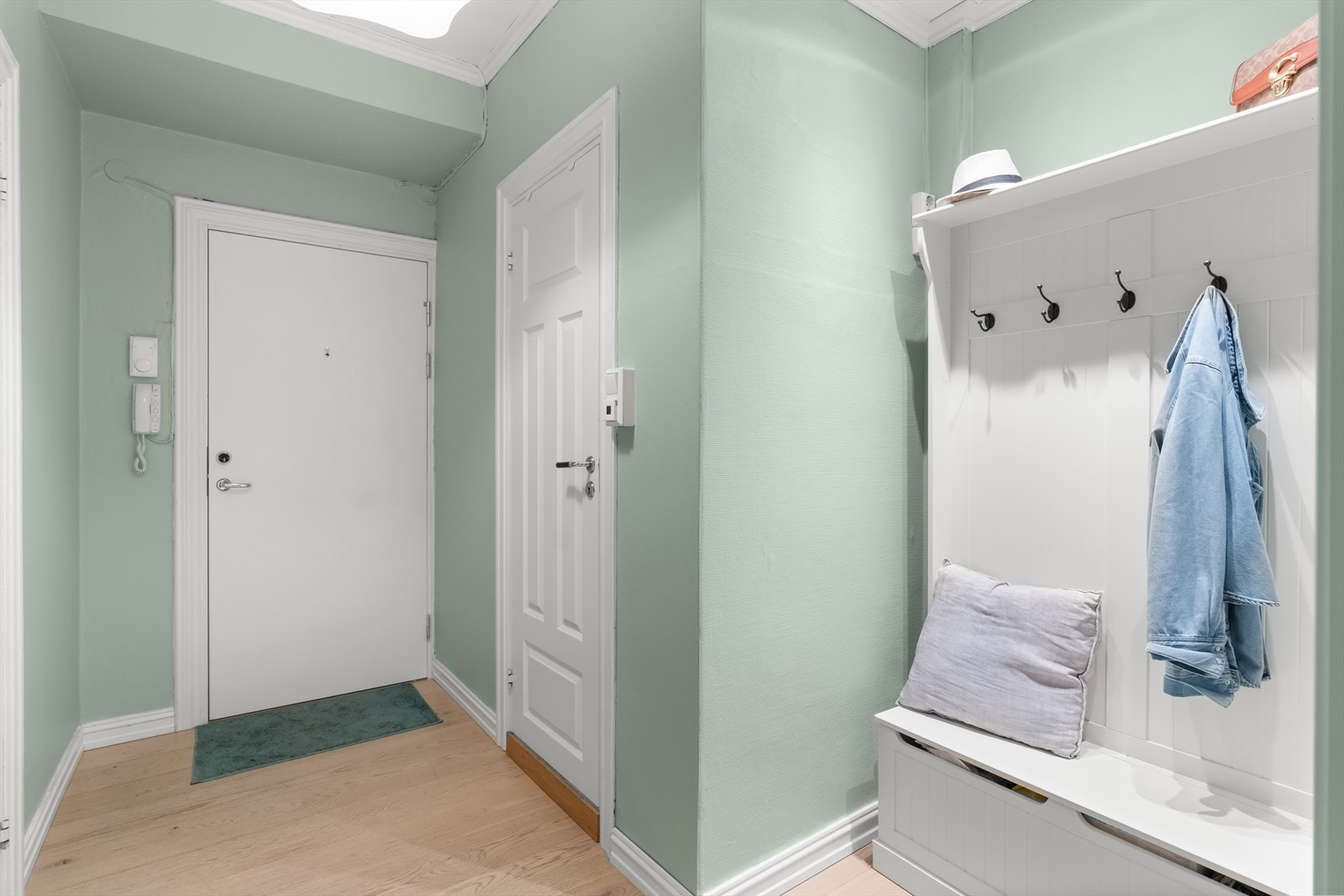 Velkommen inn til Trondheimsveien 145 - hyggelig og romslig entrè med plass til sko og ytterklær Galleribilde