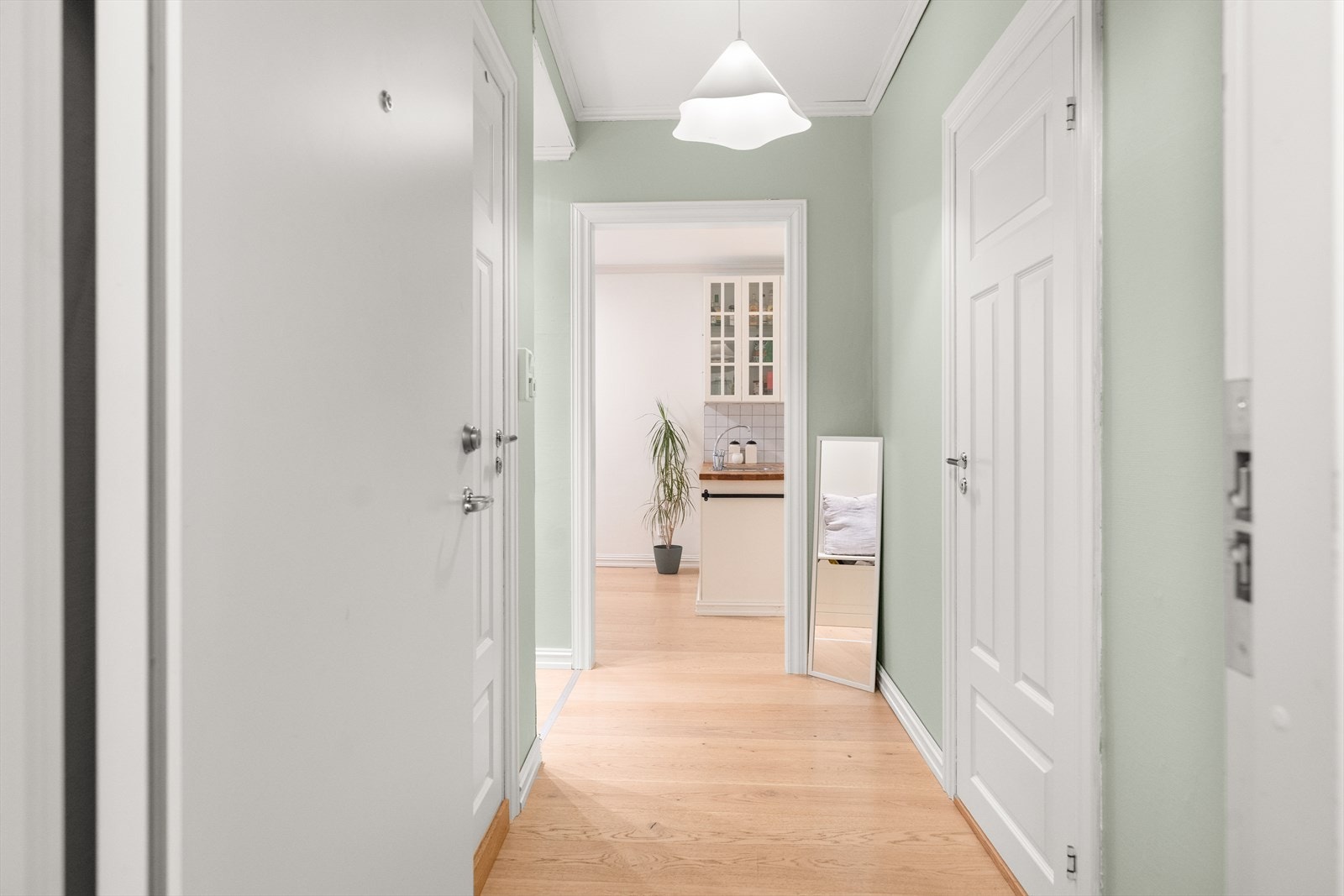 Entrèen tar deg videre til en sosial stue og kjøkkenløsning Galleribilde