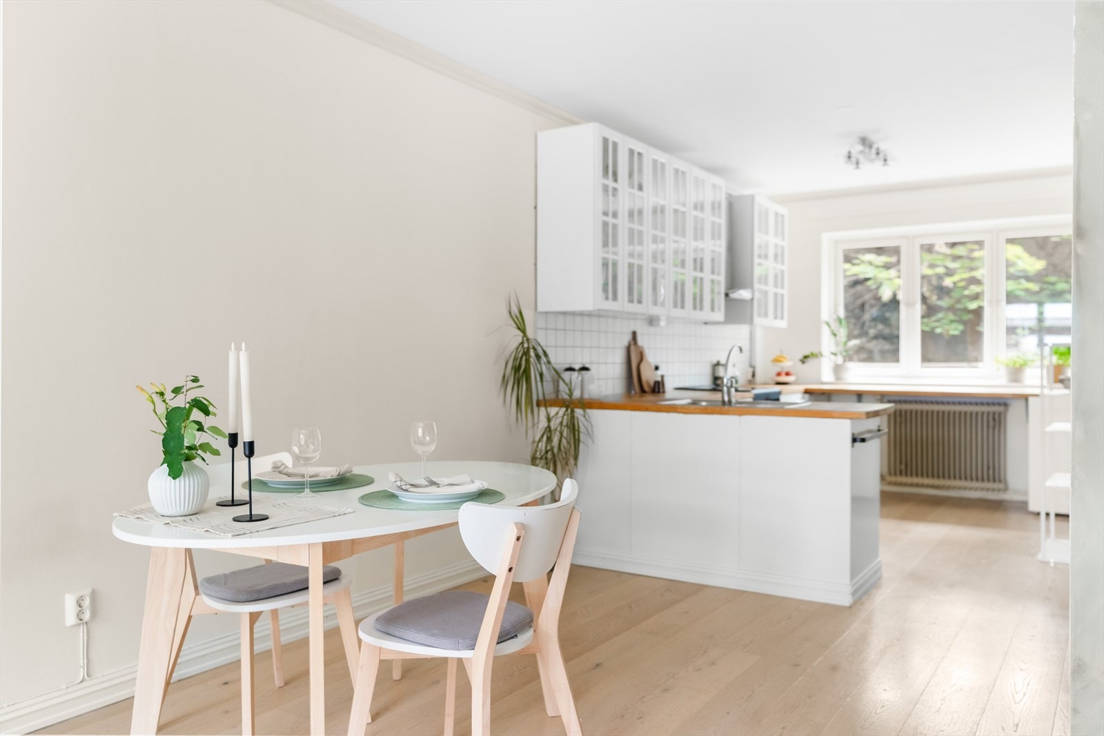 Knutepunktet mellom kjøkkenet og stuen er selvfølgelig det populære spiseområdet. Galleribilde