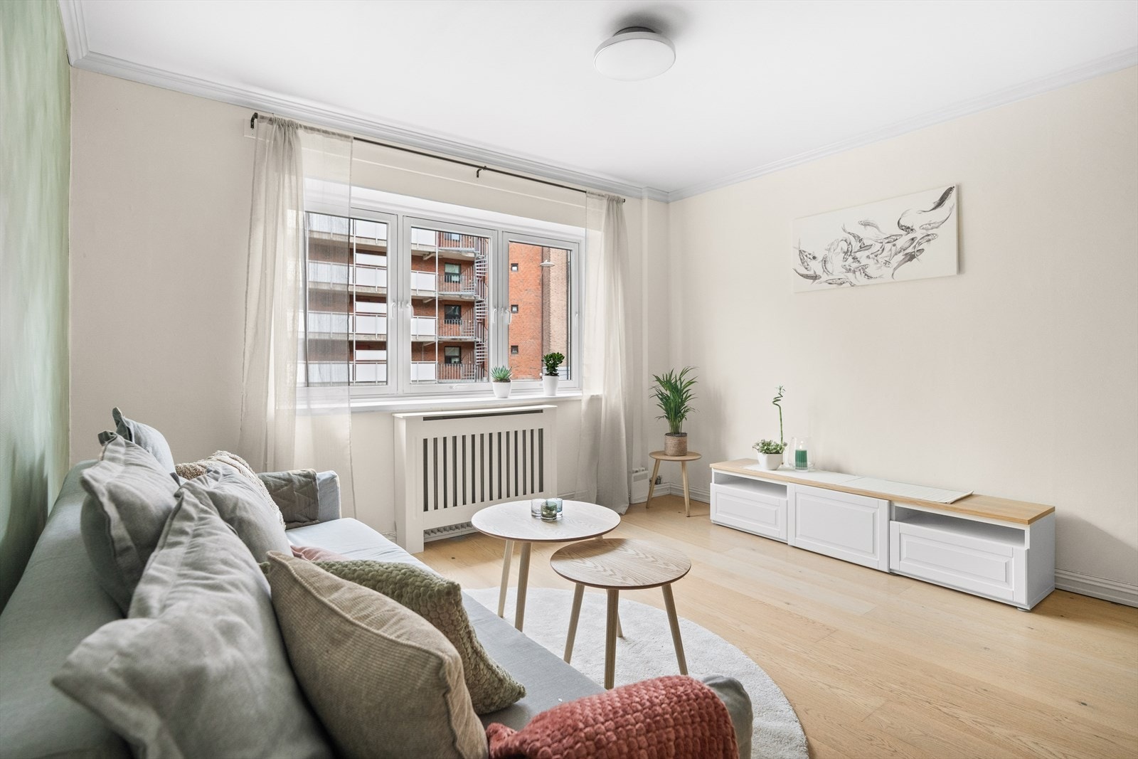 Store vindusflater og høyt under taket bidrar til at rommet bades i lys, samt gir meget god romfølelse og atmosfære. Galleribilde