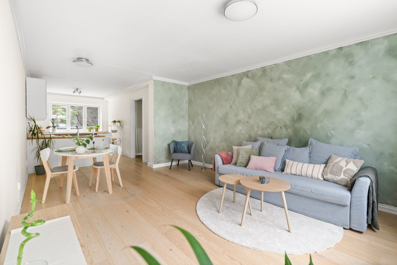 Stuen og kjøkkenet ligger i åpen løsning, og sammen utgjør de et sosialt og delikat rom med funksjonelle arbeidsflater og gode møbleringsmuligheter. Galleribilde