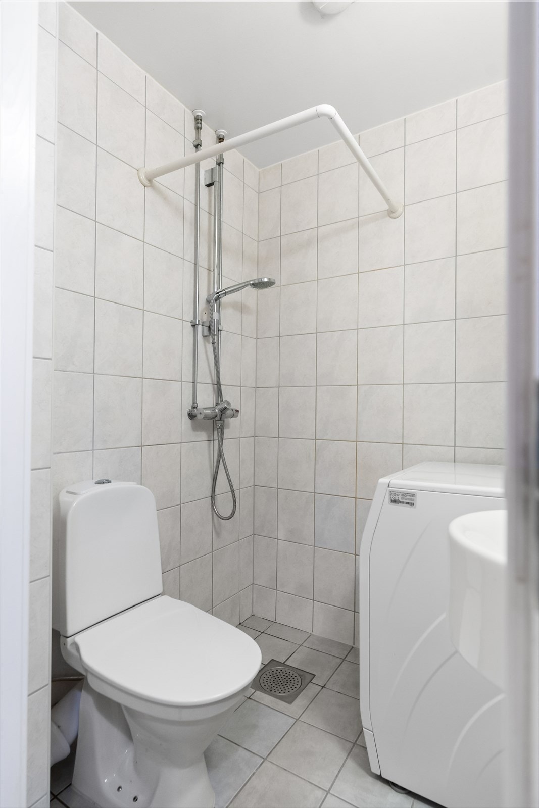 Pent flislagt bad med plass til vaskemaskin Galleribilde