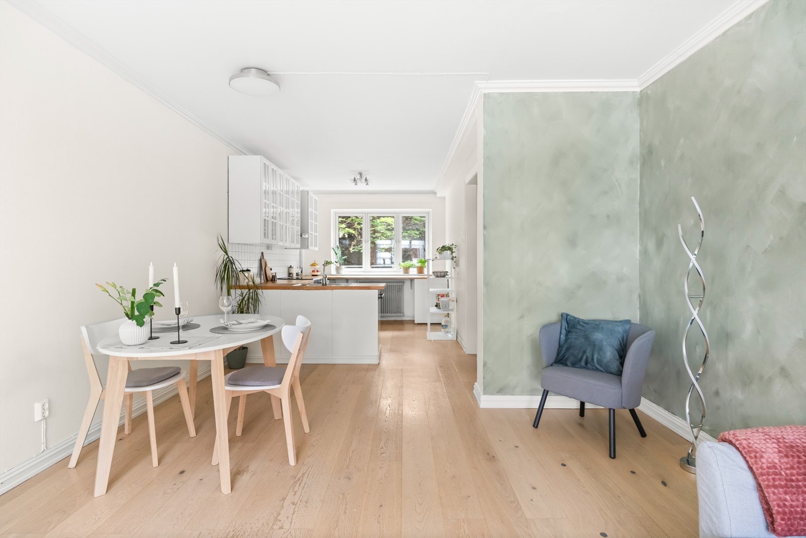 Det er i tillegg plass til spisebord mellom stuen og kjøkkenet Galleribilde