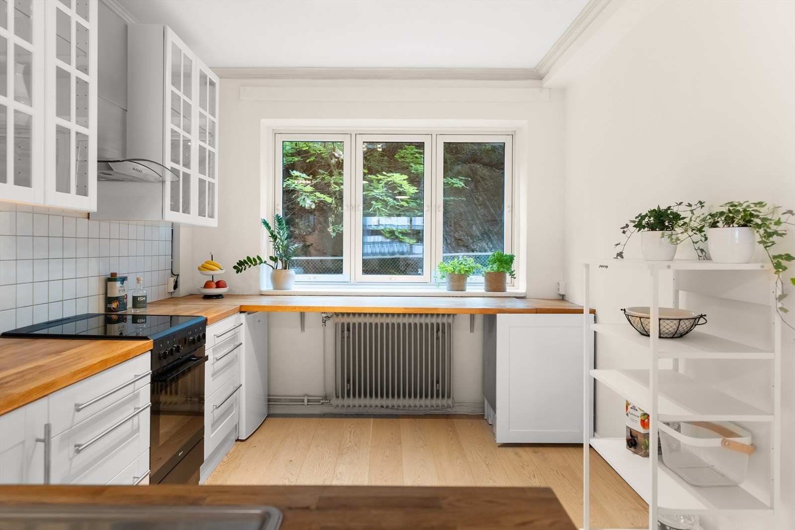 Svært hyggelig med store vinduer på kjøkkenet Galleribilde