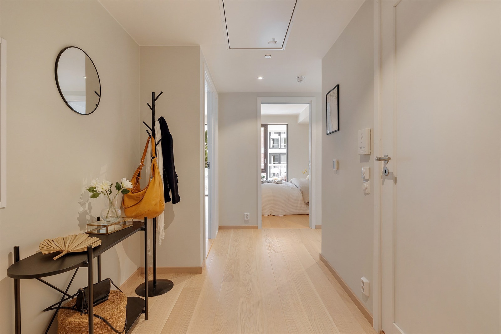 Romslig og innbydende entré / gang med mulighet for etablering av diverse garderobeløsninger til oppbevaring av sko- og yttertøy Galleribilde