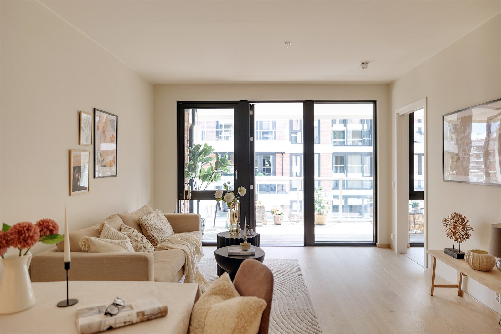 Stuen fremstår som romslig med god takhøyde på 2,6m Galleribilde