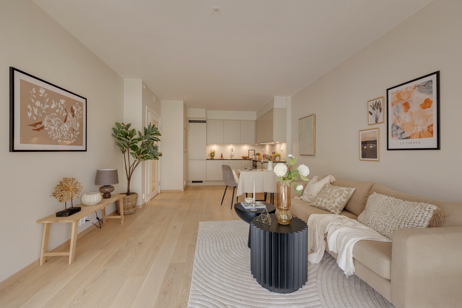 Koselig stor stue med god plass til sofagruppe, tv-møblement og spisestuebord Galleribilde