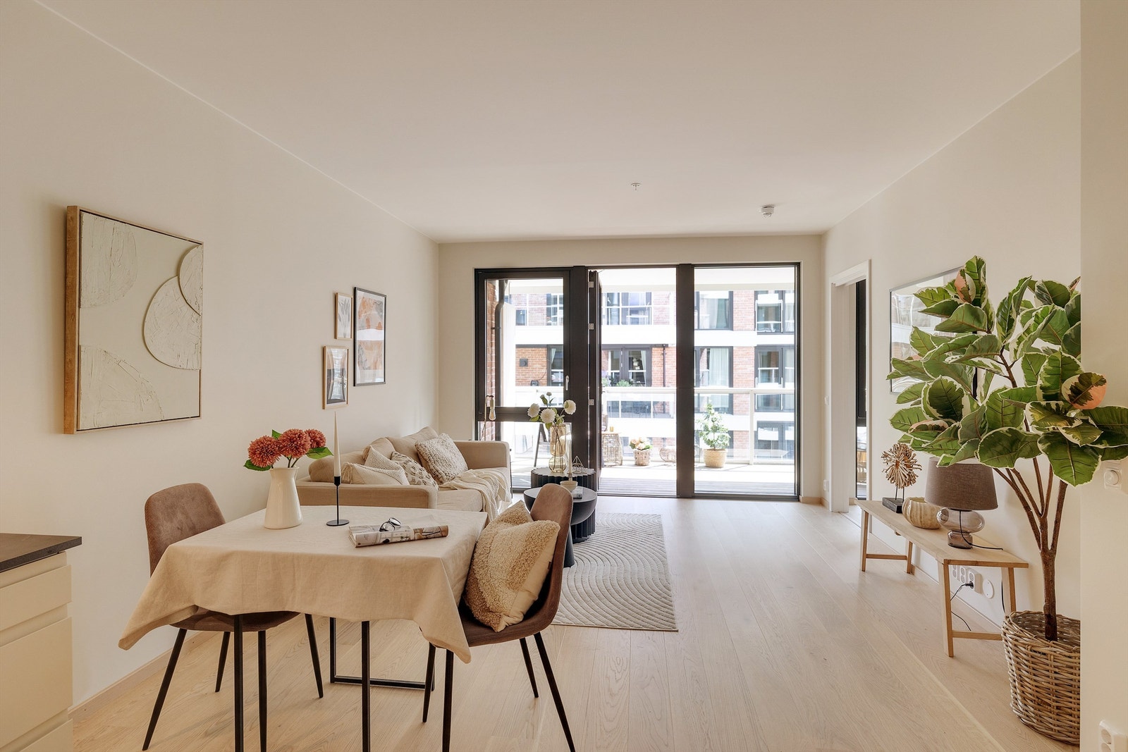 Lekker 1-stavs eikeparkett som gir leiligheten et stilrent og eksklusivt preg Galleribilde