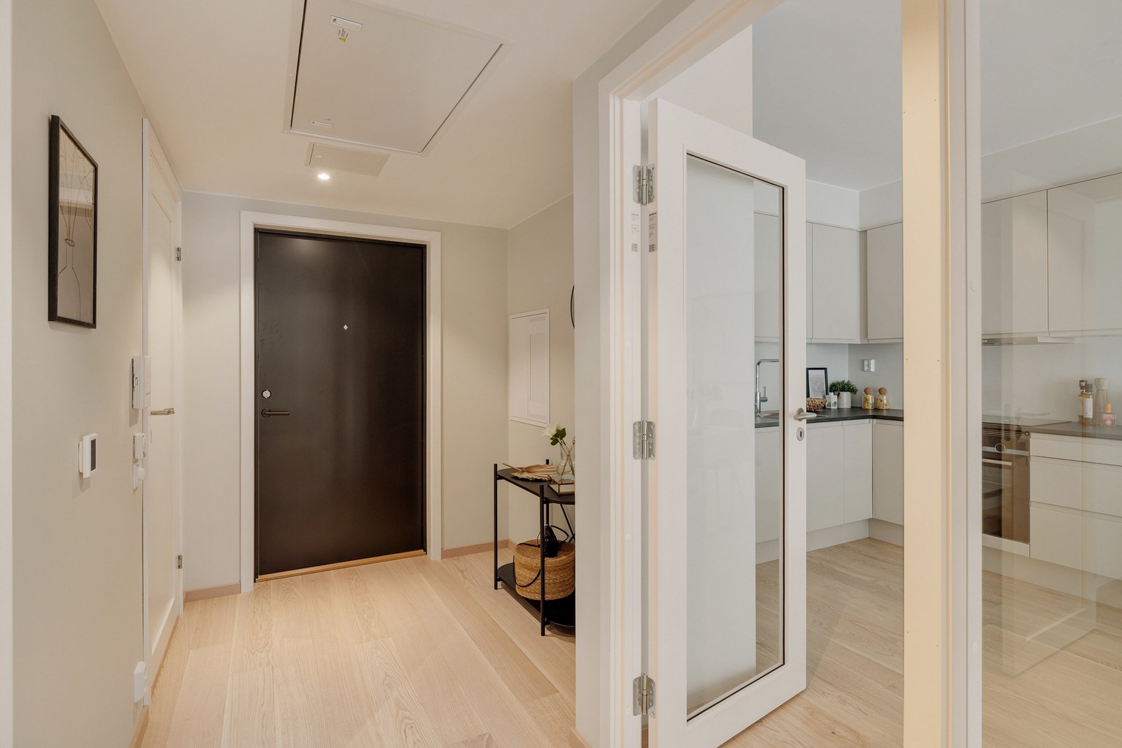 Fra gangen er det direkte adkomst til stuen / kjøkken, begge soverom og badeværelse Galleribilde