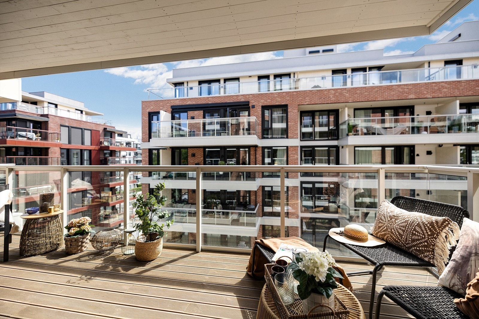 Herlig overbygd balkong på 12 m². Her er det god plass til utemøblement som både sittegruppe og grill. På årets varme dager fungerer balkongen naturligvis godt som en forlengelse av stuen Galleribilde