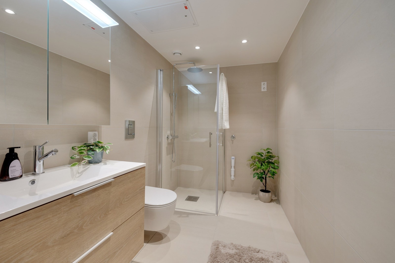 Innbydende og meget lekkert badeværelse med delikat flisvalg på gulv og vegg fra den Nordiske stilpakken Galleribilde