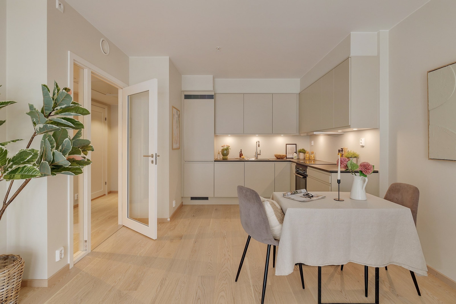 Stuen har en praktisk utforming som gir gode og fleksible møbleringsmuligheter Galleribilde