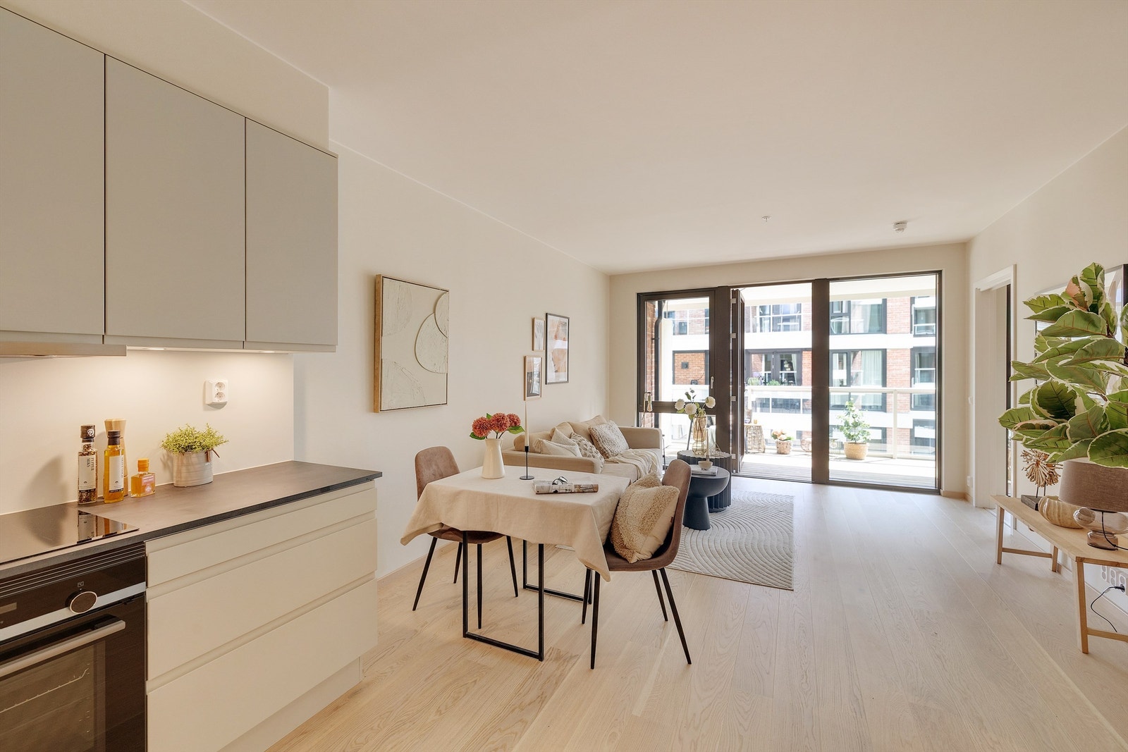 Leiligheten har en lys og lun atmosføre gjennomført i nordisk stil Galleribilde