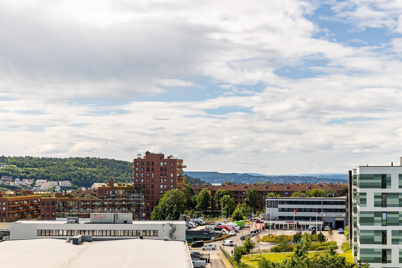 Fri og vidstrakt utsikt fra takterrassen over nærområdet Galleribilde