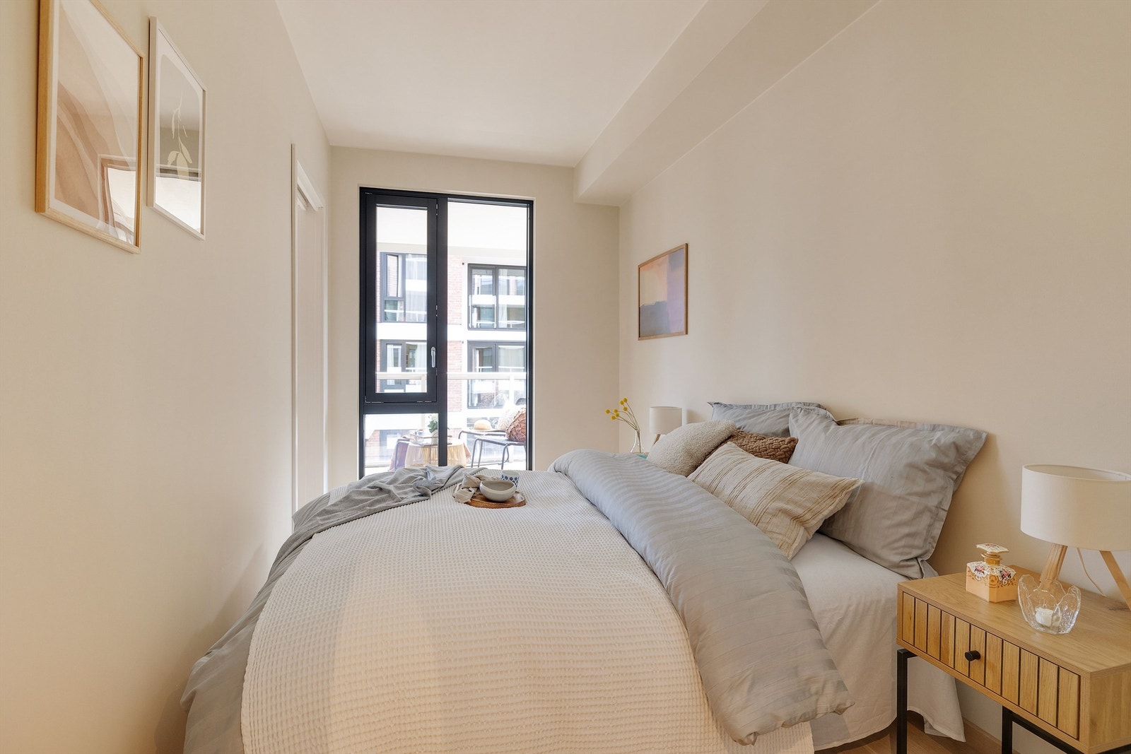 Soverom I / Hovedsoverom av god størrelse som byr på plass til dobbeltseng med tilhørende nattbord Galleribilde