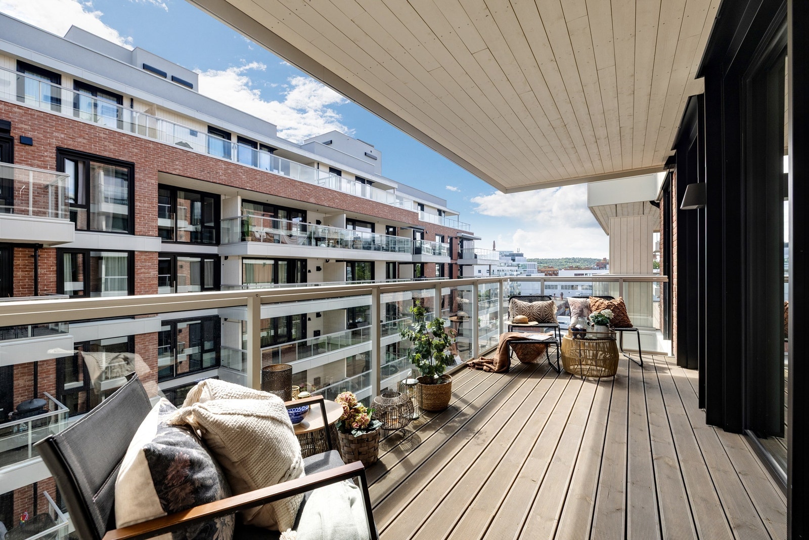 Leilighetene i sameiet er kjennetegnet ved høy kvalitet og romslige private balkonger med sentral plassering samtidig pent tilbaketrukkenhet Galleribilde