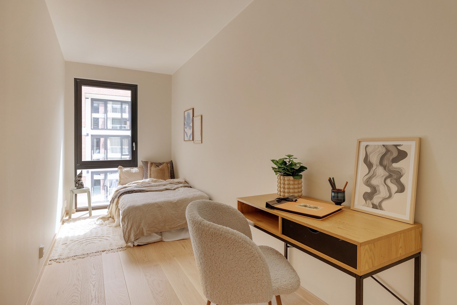 Soverom II - passer godt som barnerom, gjesterom eller kontor. Her er det plass til seng, skrivebord og kontorstol. Rikelig med lysinnslipp fra stort vindu Galleribilde