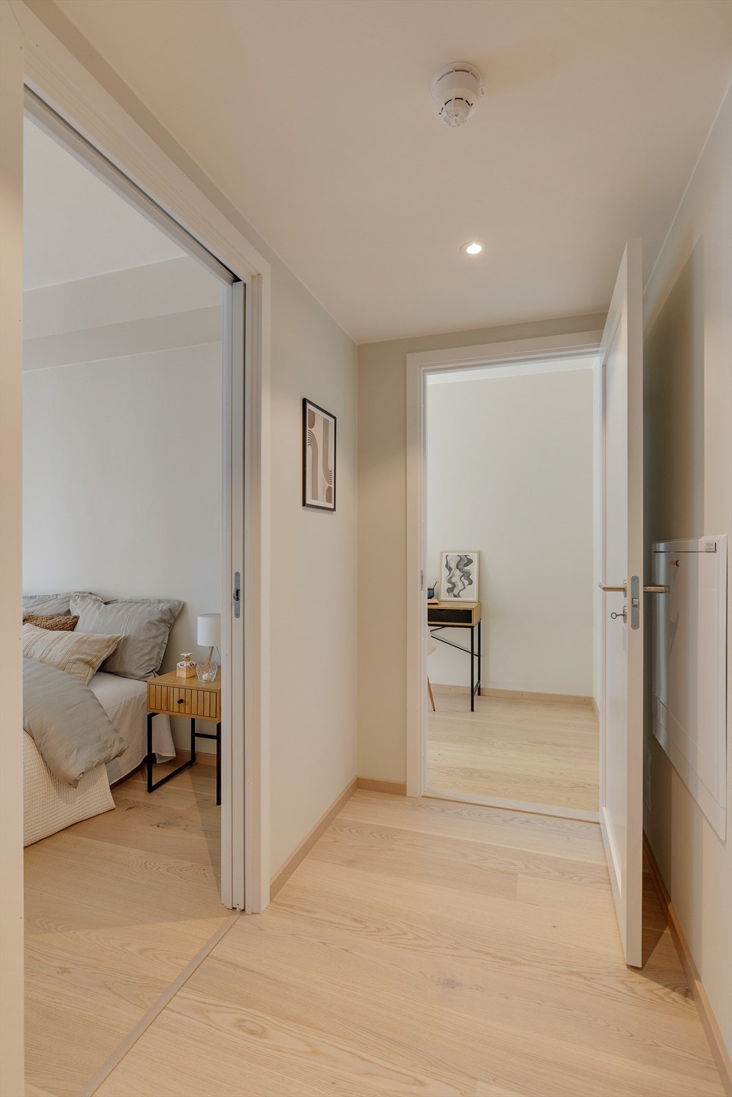 Fra gangen er det god flyt videre til begge soverom Galleribilde