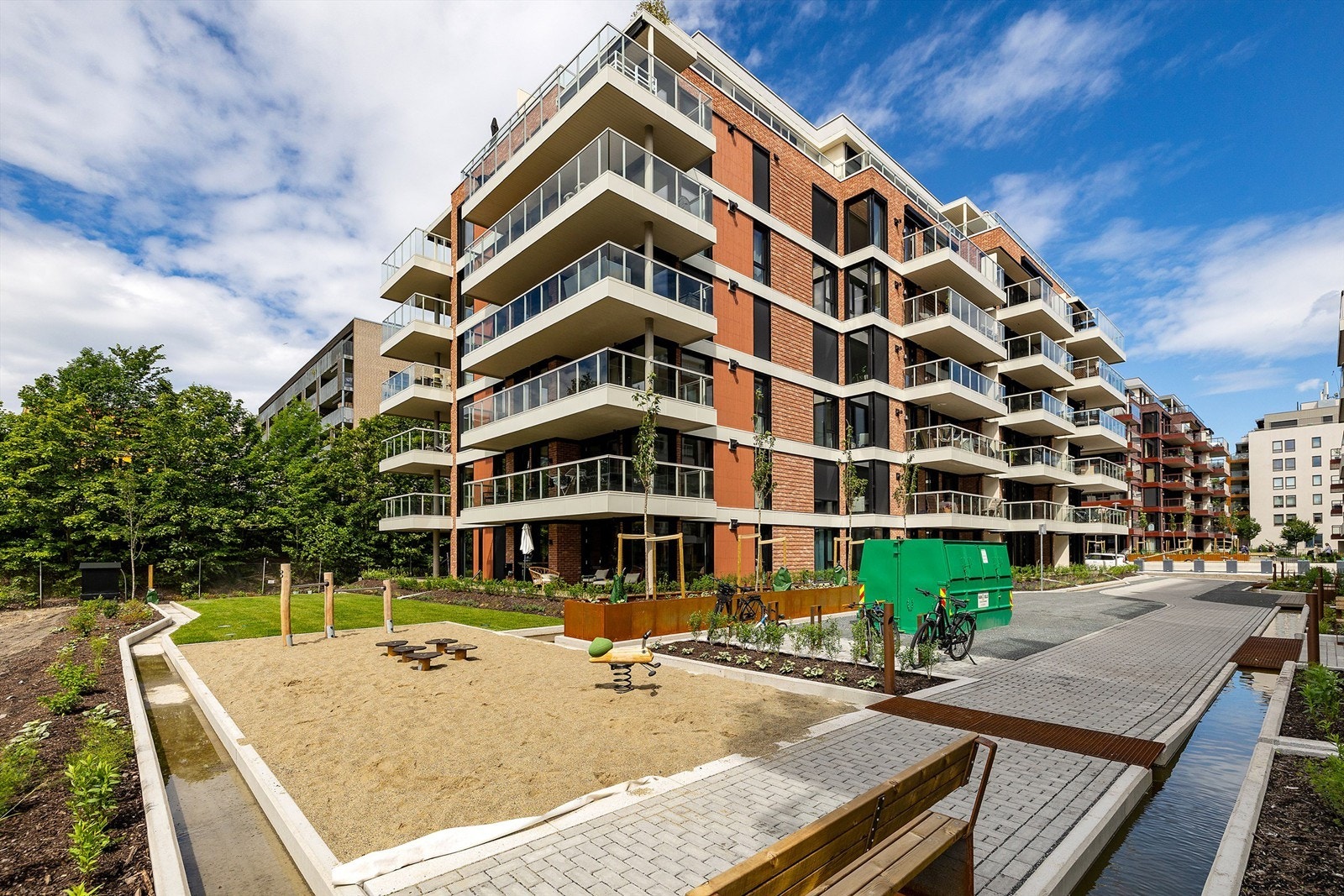 Leiligheten ligger i attraktive og spennende "Ensjøbyen", i bydel Gamle Oslo, og grenser til Hovindammen, idylliske Lille Tøyen Hageby, Marienfryd, Kampen og Vålerenga Galleribilde