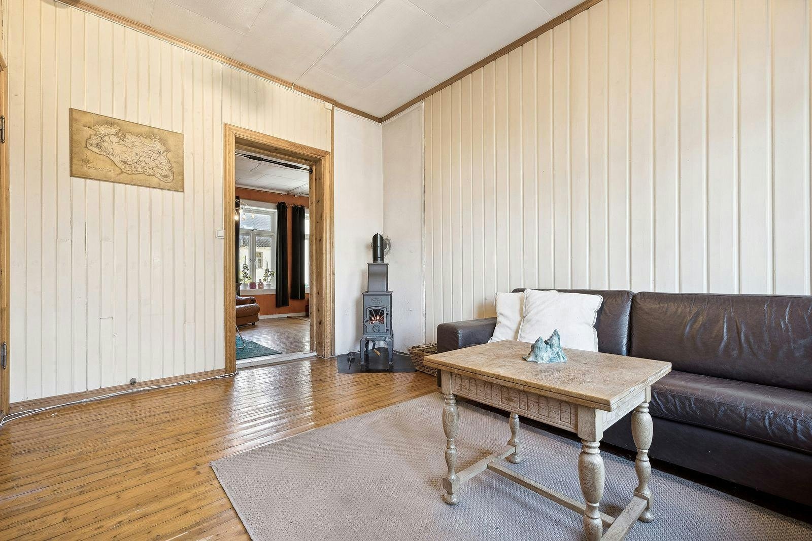 Stuen har en fungerende vedovn til kaldere dager Galleribilde