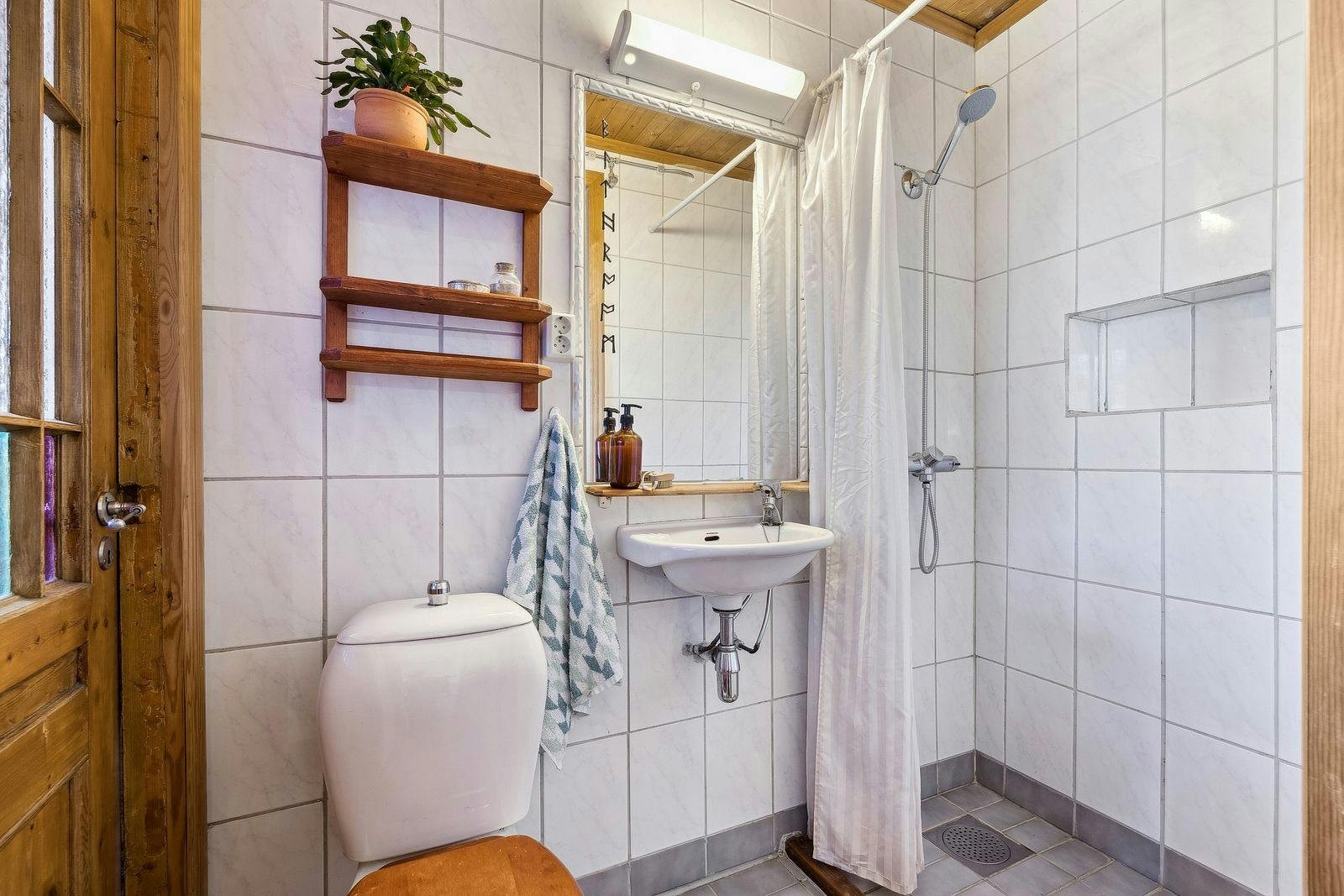 Det er gjort endringer i planløsningen og det er ikke gjennomgang på badet til soverom. Galleribilde