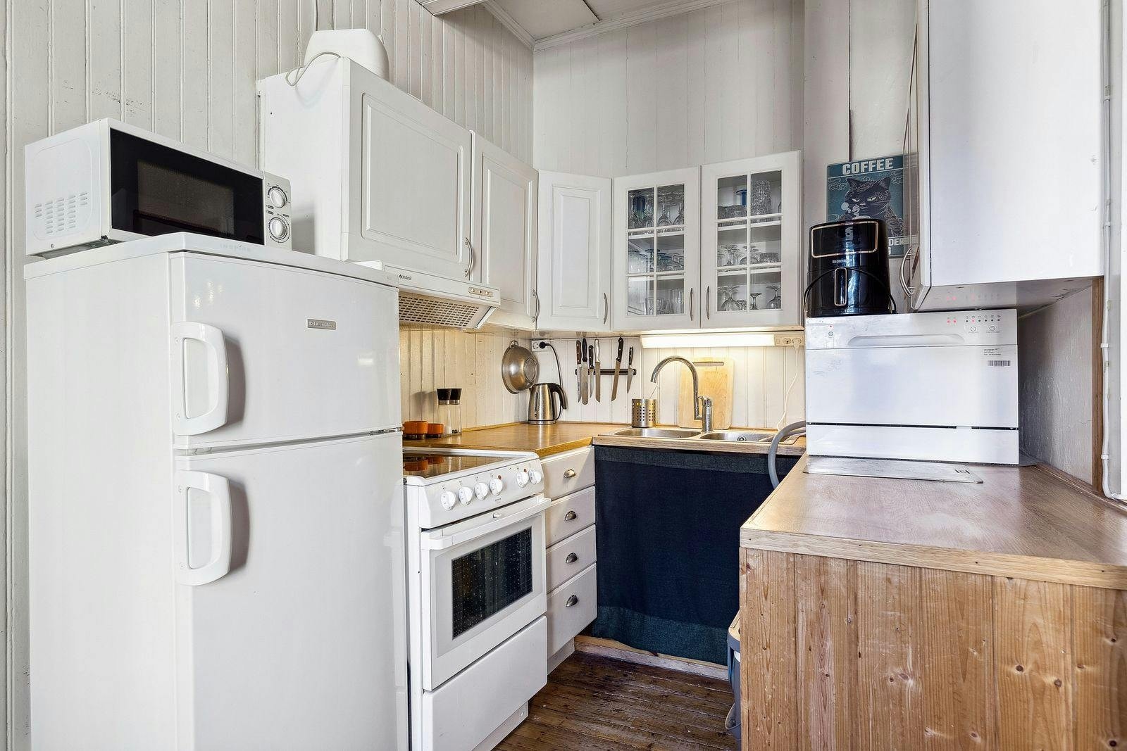 Kjøkkenareal - Fryser, Komfyr, Platetopp. Galleribilde