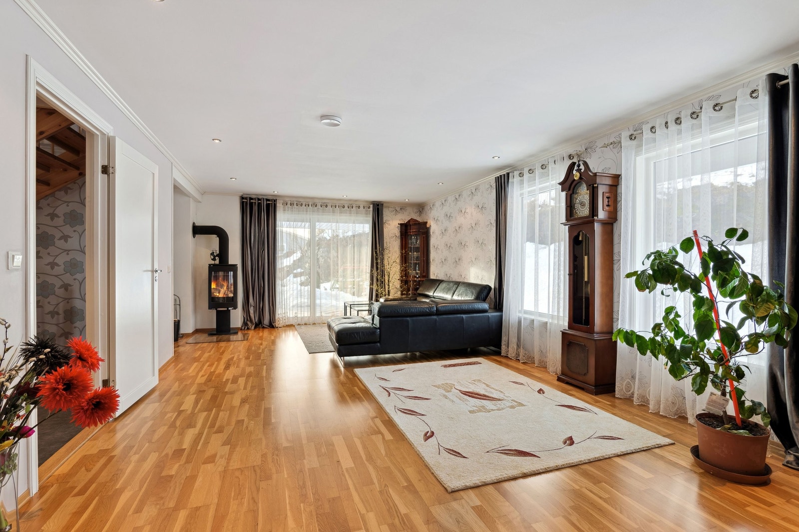 Stuen har plass til både sofa gruppe og spisestue gruppe Galleribilde