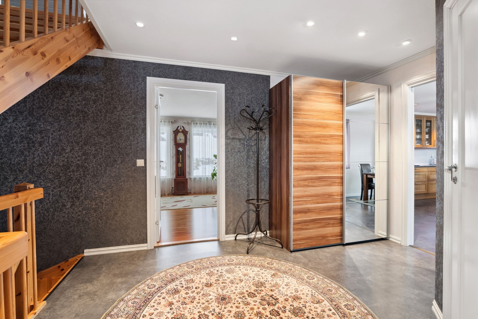 Velkommen Inn ! Gang. Fra gang er det dører til stue og kjøkken. Samt gjeste toalett og trapp som fører deg til både andre og under etasjen. Galleribilde