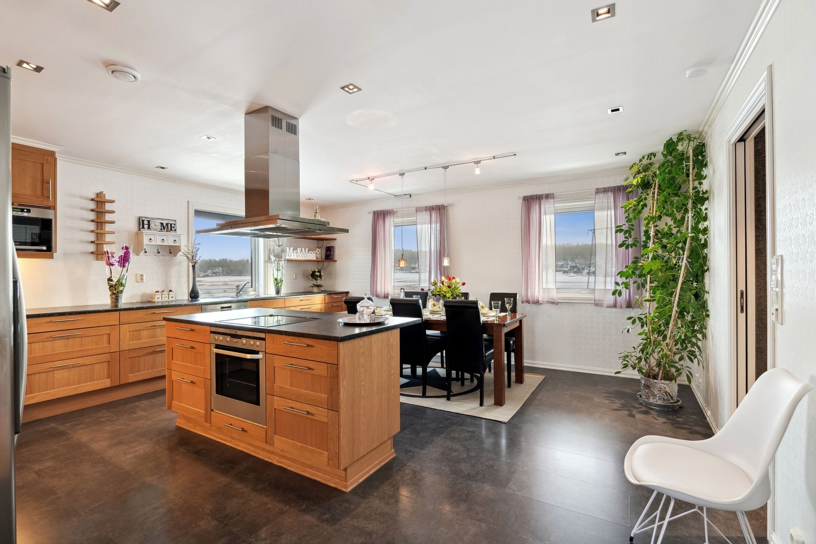 Midtpunkt i huset Stort og praktisk kjøkken Galleribilde