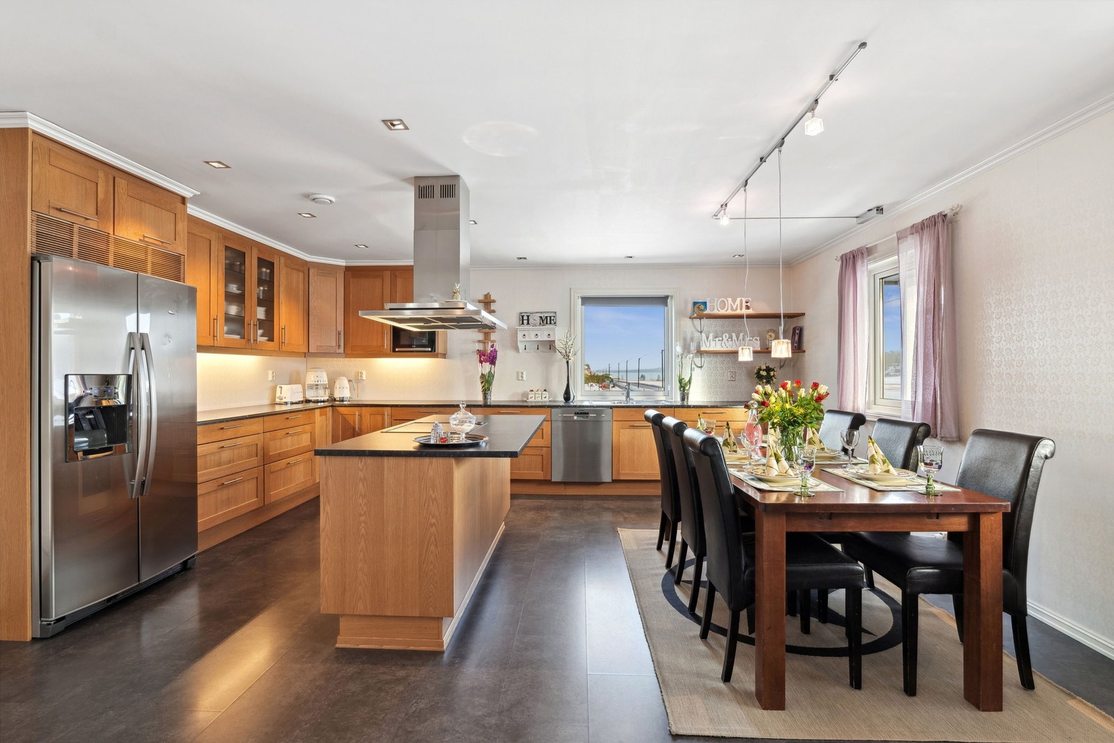 Det er plass til stor spisegruppe. Her kan familien nyte tiden sammen til Frokost og Middag Galleribilde