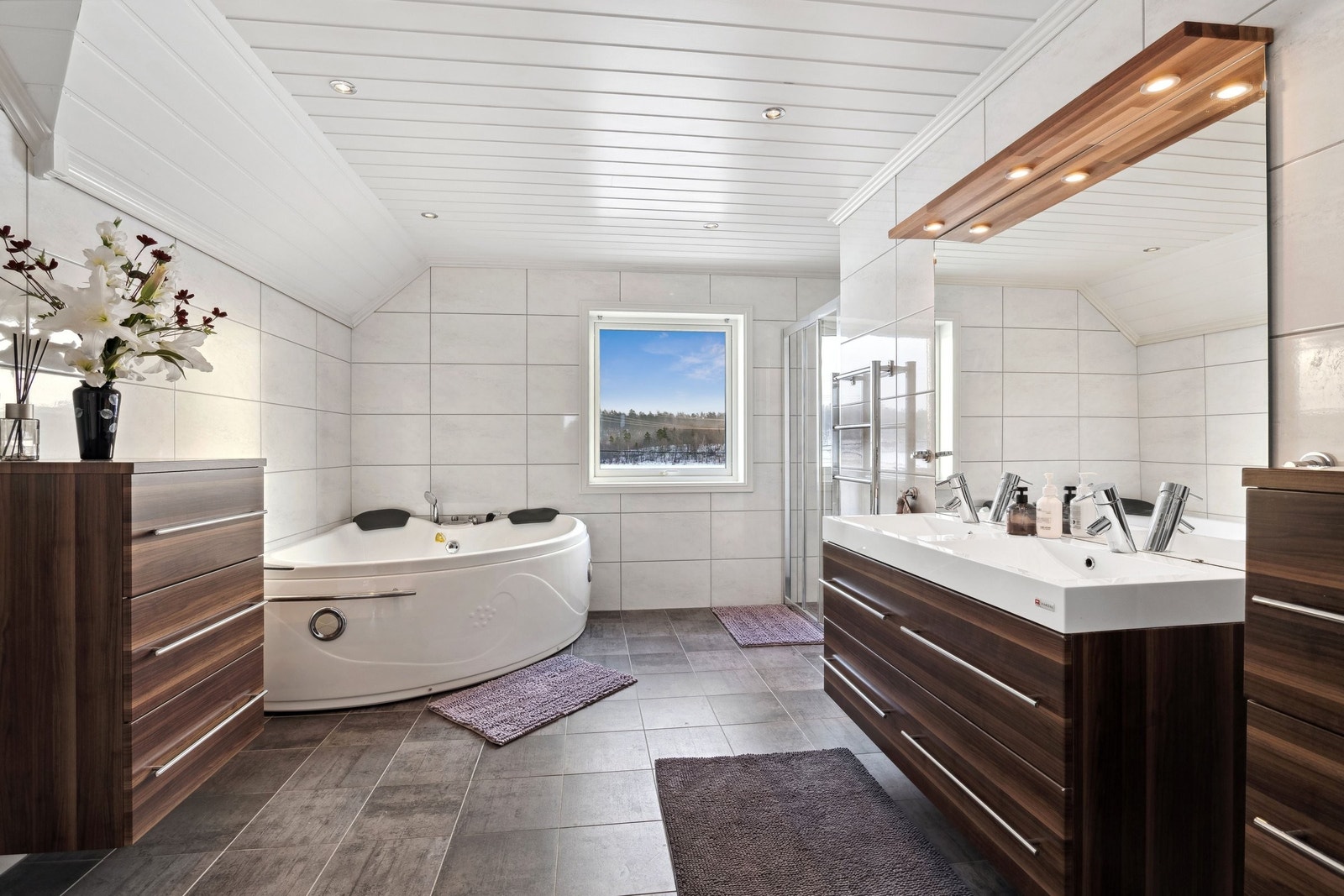 Stor og praktisk Bad i andre etasjen ned badekar og dusj. Galleribilde