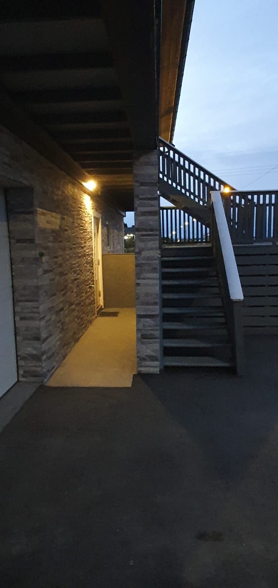 Eierens eget bildet. Inngang til utleiedel i under etasjen. Galleribilde