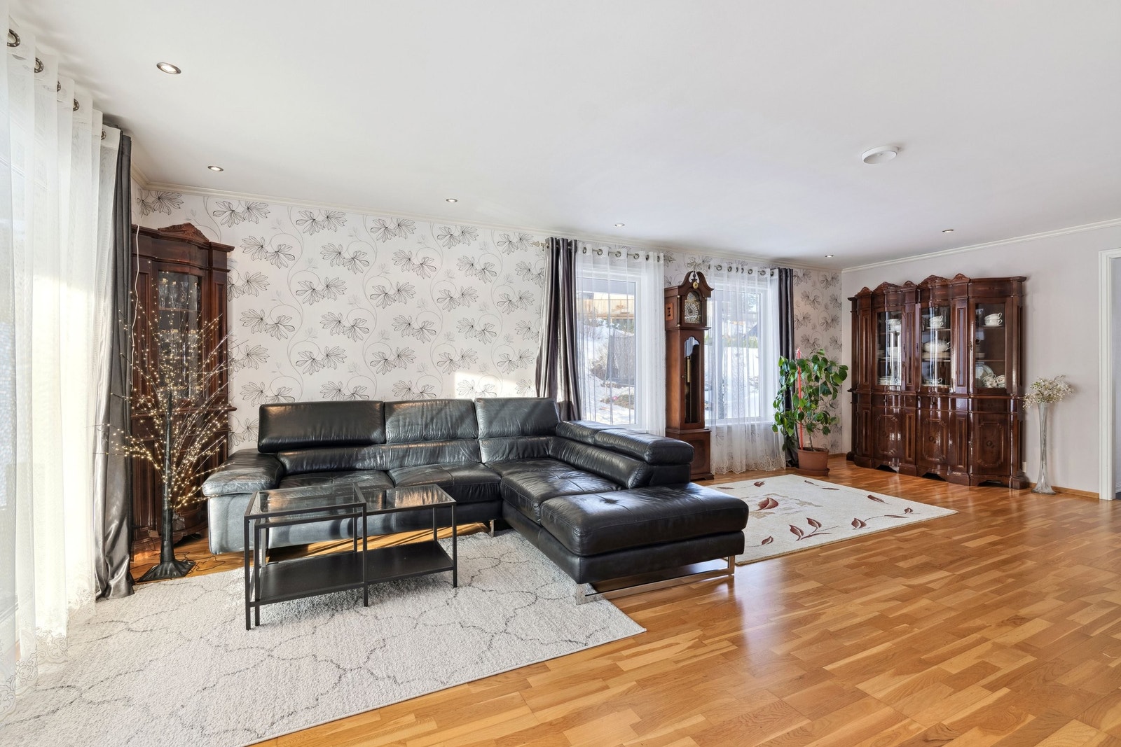 Stue i god størrelse i hoved etasjen Galleribilde