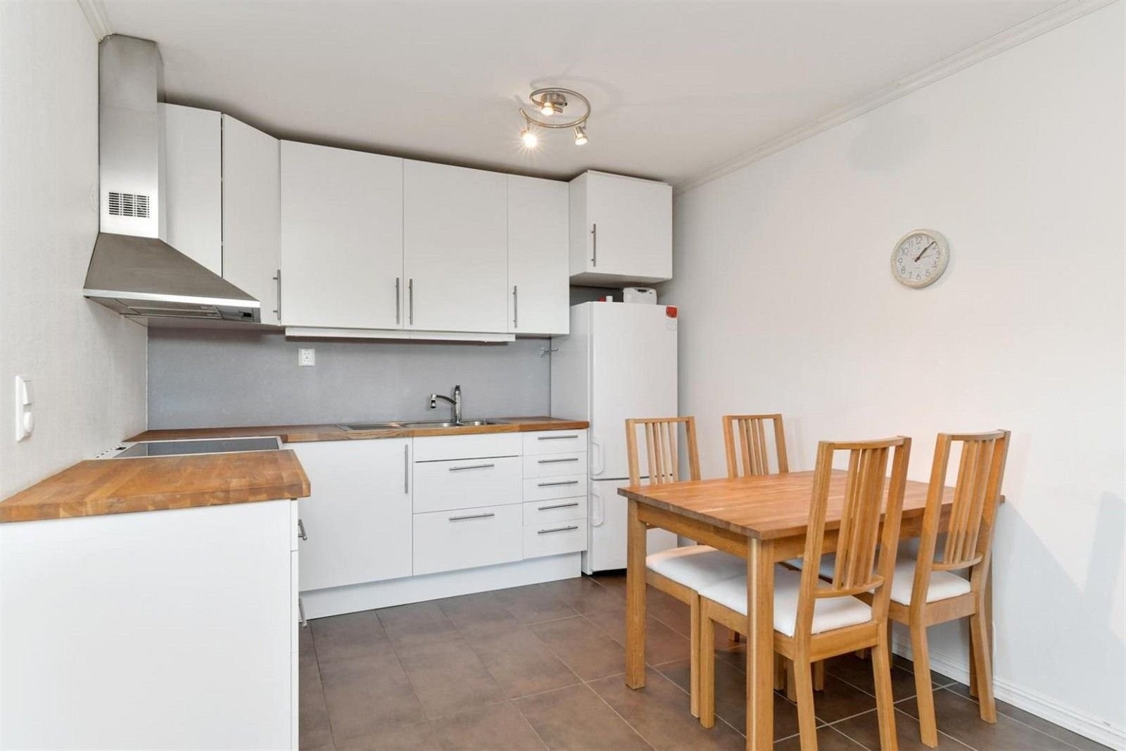 Fin kjøkken i utleiedel Galleribilde