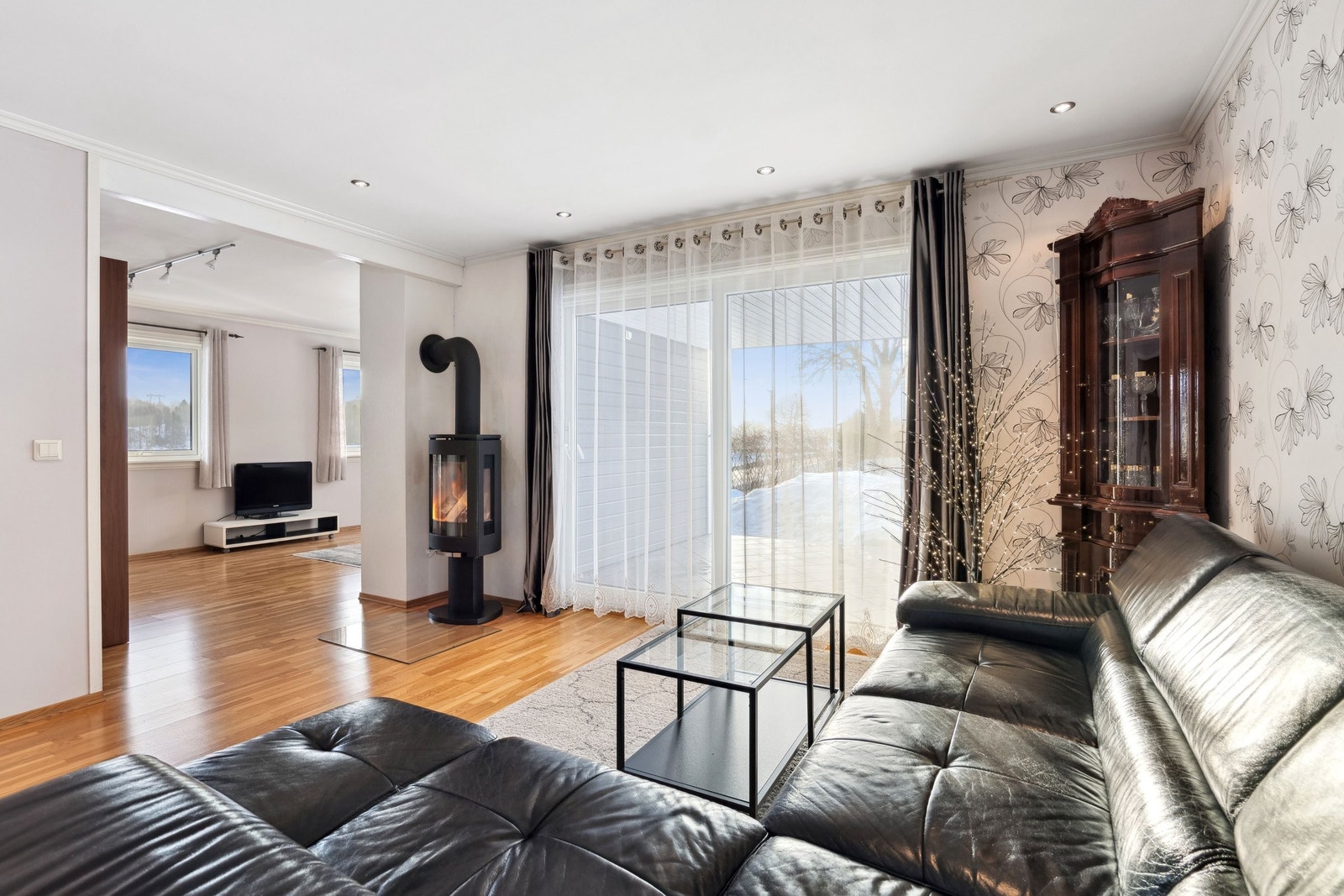 Peisestue med åpen løsning til tv Stue. Samt utgang til terrassen. Galleribilde