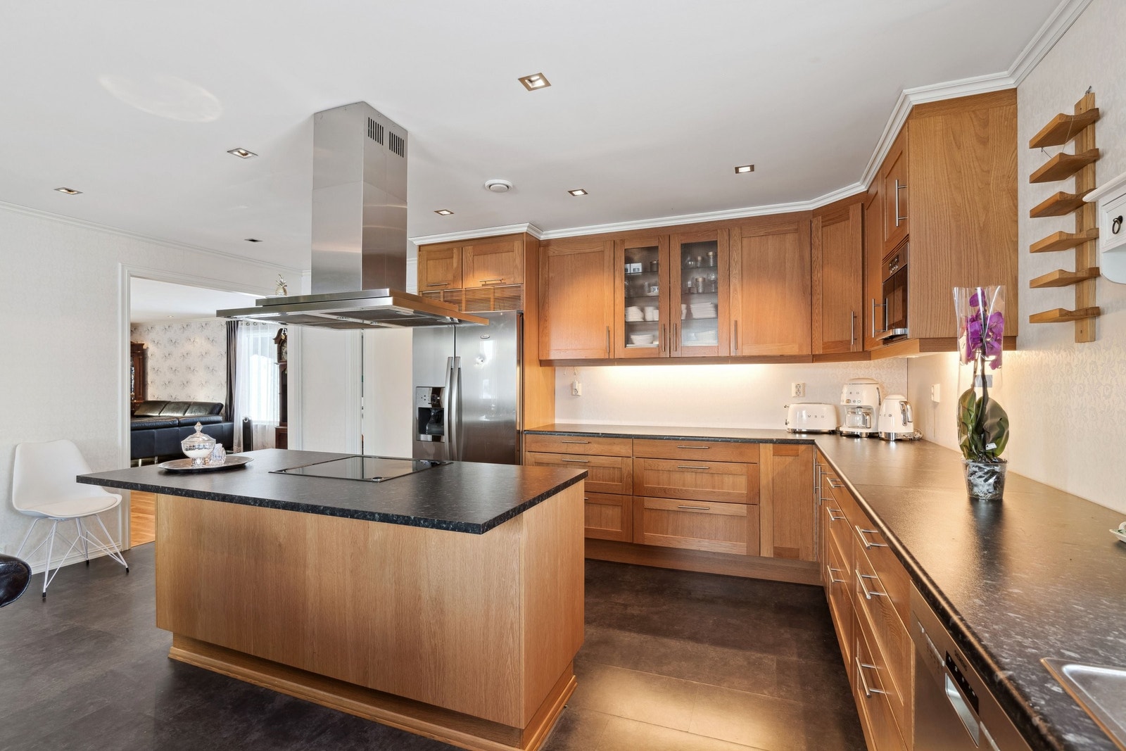 Kjøkken har masse lagrings plass Galleribilde