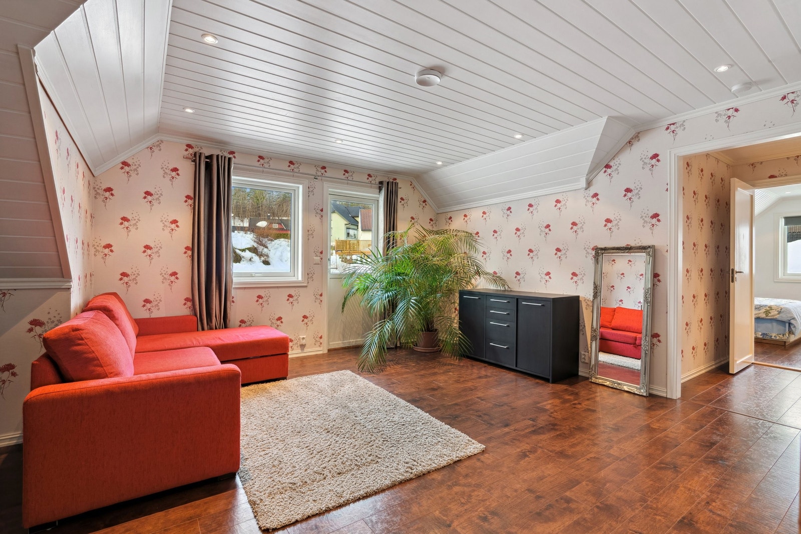 Stue i andre etasjen med utgang til liten balkong Galleribilde